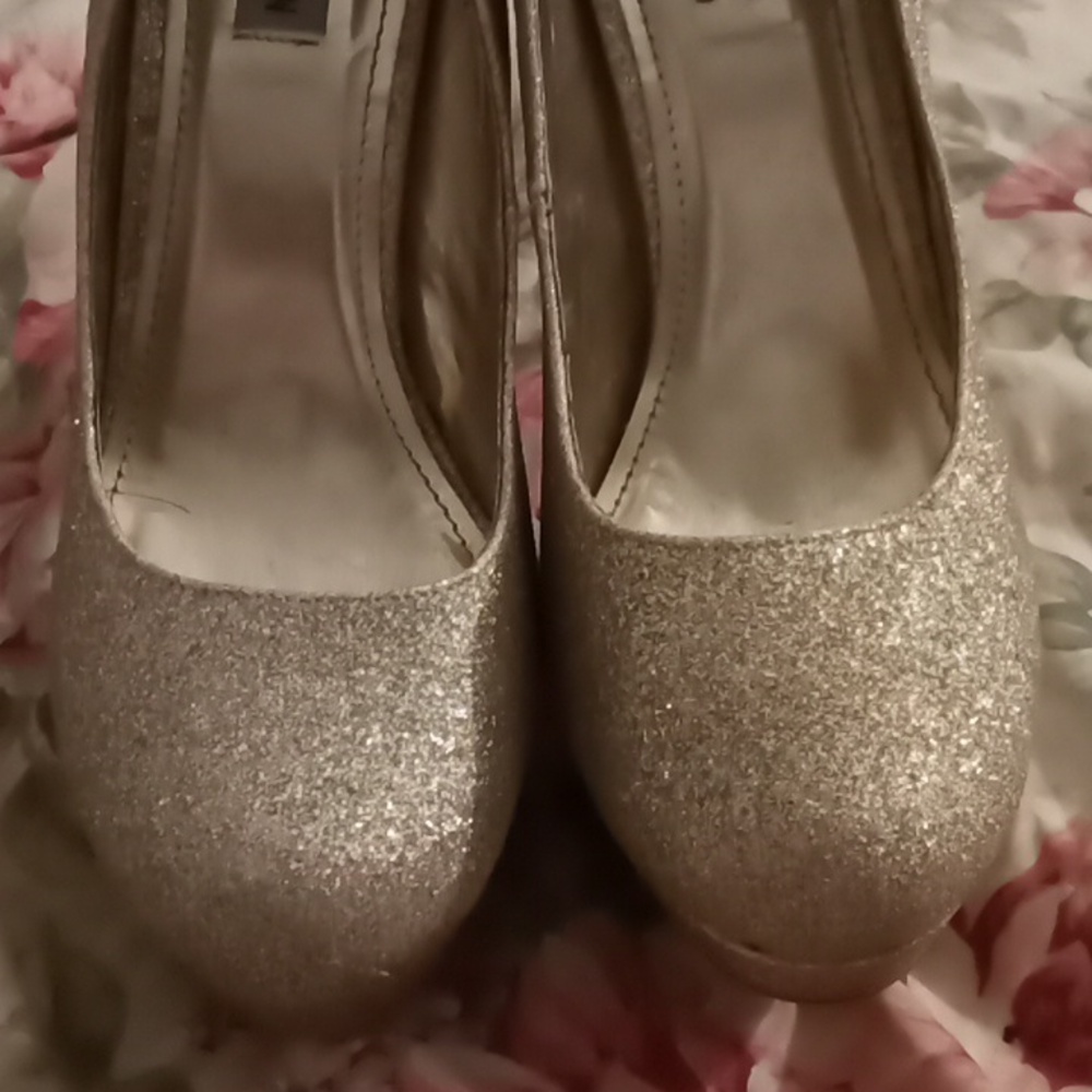 STEVE MADDEN  GOLD SEQUINS SPIKED HIGH HEELS 9.5